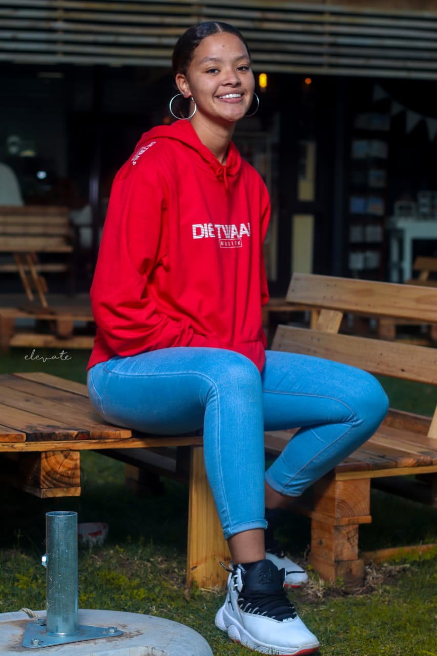Die Twaalf Merchandise - Red hoodie (female model)